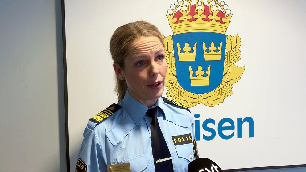 Kvinna iklädd polisuniform