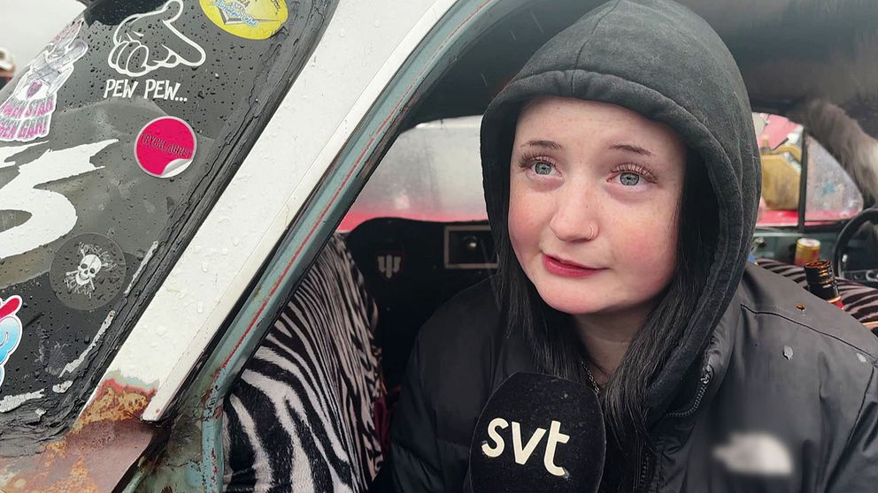Person i en bil med zebra-inredning intervjuas av SVT.
