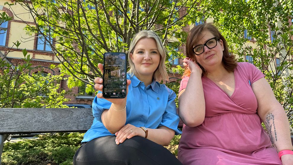 Centerpartiets Julia Algotsson och Kristdemokraternas Veronica Kerr sitter på en bänk