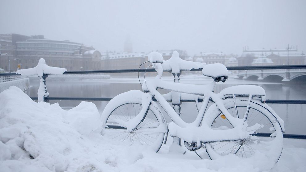 En cykel täckt av snö