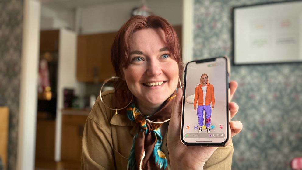 Ida Stiller, journalist på länstidningen håller upp hennes telefon och visar hennes AI-pojkvän.