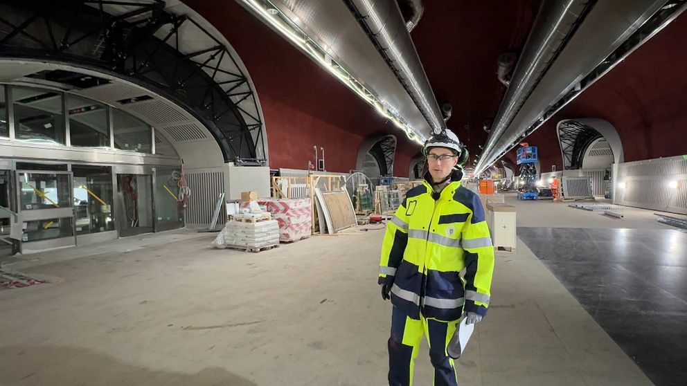 Följ med ner  i en nästan färdig tunnelbanehall inomhus vid Slussen.