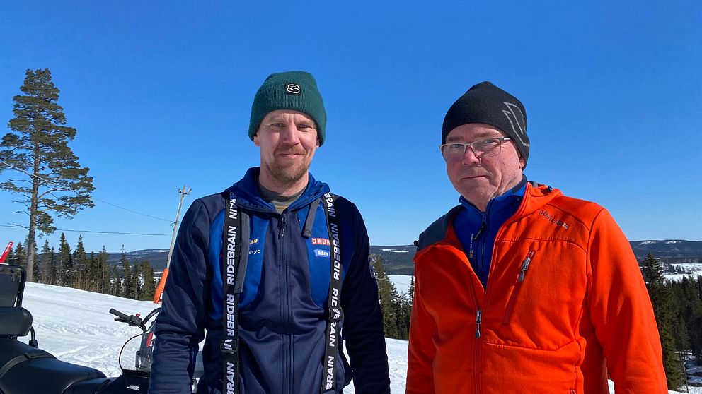 John Lindh och Tord Kristoffersson står i skidbacken.