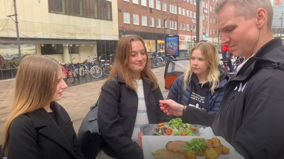 SVT:s reporter frågar några ungdomar om matpriser