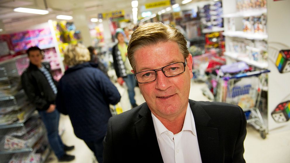 Boris Lennerhov i kostym på Gekås i Ullared. Kunder syns i bakgrunden.