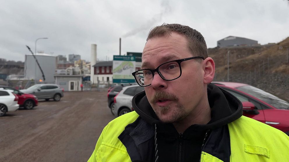 Jerry Sohlberg från Rottneros bruk i gul jacka fram för en parkering. I bakgrunden syns en byggarbetsplats.