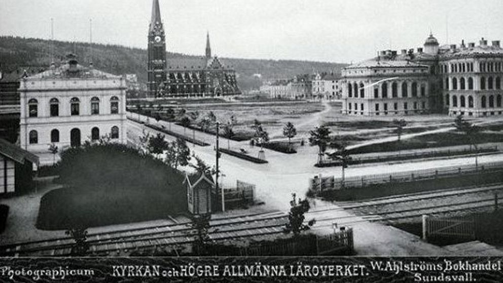 Ett svartvitt foto på järnvägen genom Sundsvall med GA-kyrkan i bakgrunden och dåvarande Allmänna läroverket som nu heter Hedbergska skolan eller Sundsvalls gymnasium. På bilden nedan, tagen någon gång under perioden mellan år 1888-1910