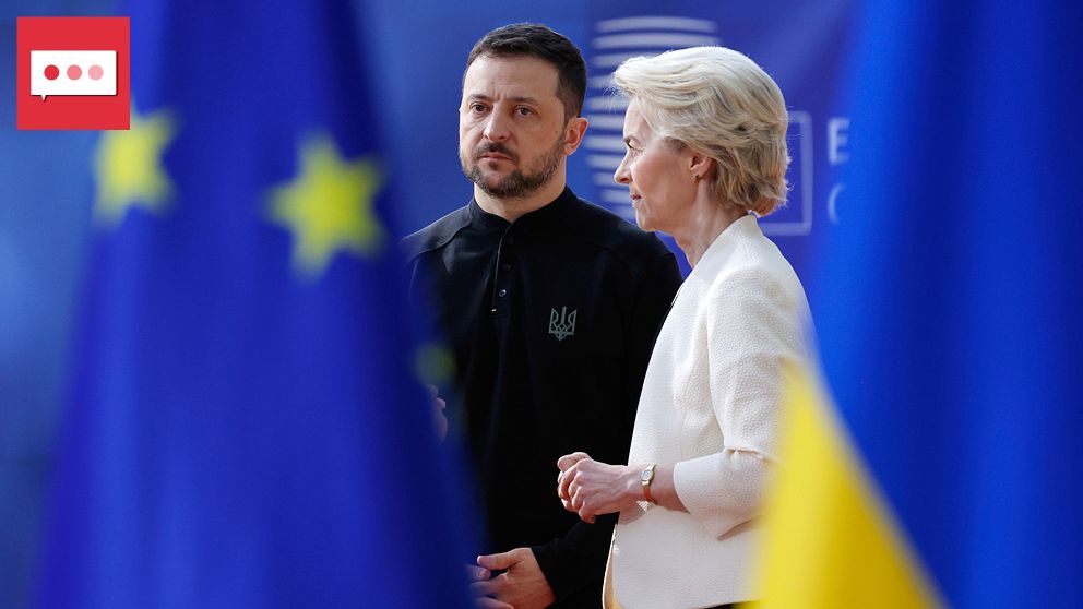 Ursula von der Leyen samtalar, omgiven av EU- och Ukrainaflaggor.