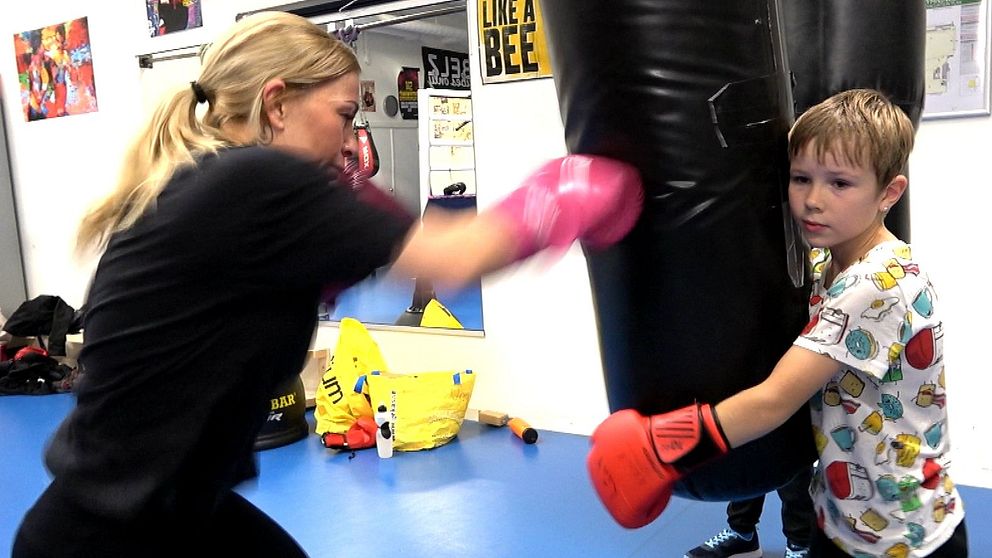 Malin Tigér och hennes son Zion tränar boxning tillsammans.