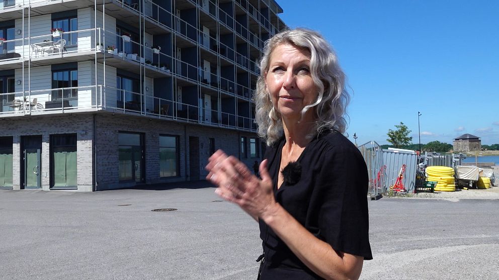kvinna i svart sommarklänning