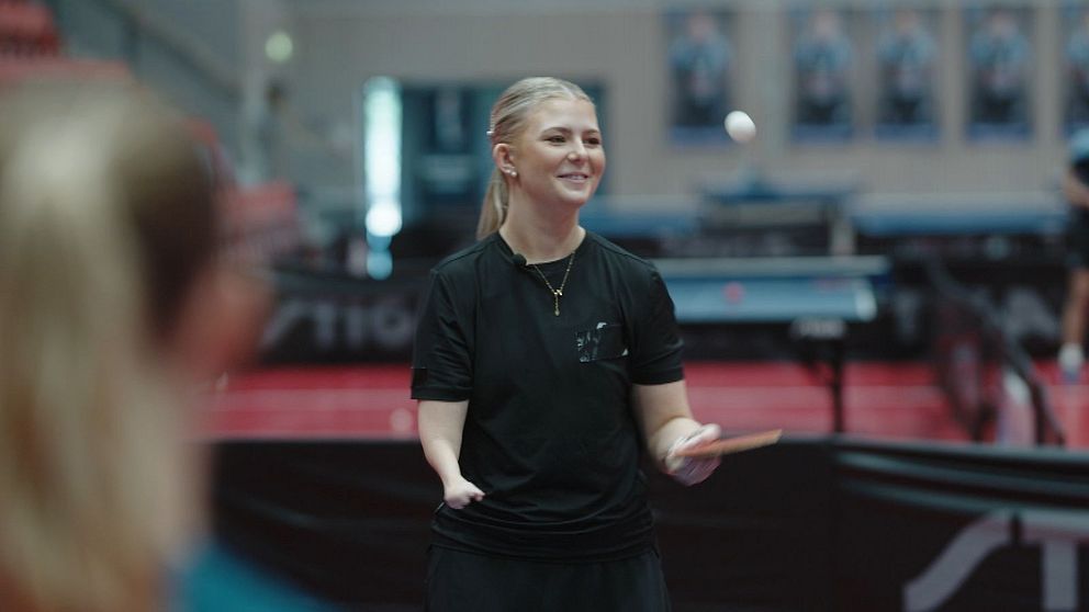 Bild på Anja Händén där hon studsar en pingisboll på sitt racket.