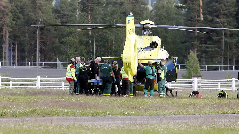 Ambulanshelikopter på Rättvikstravet efter olycka