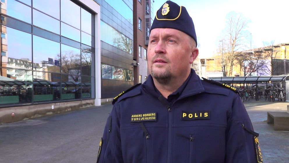 Polis utanför polishuset i Halmstad.