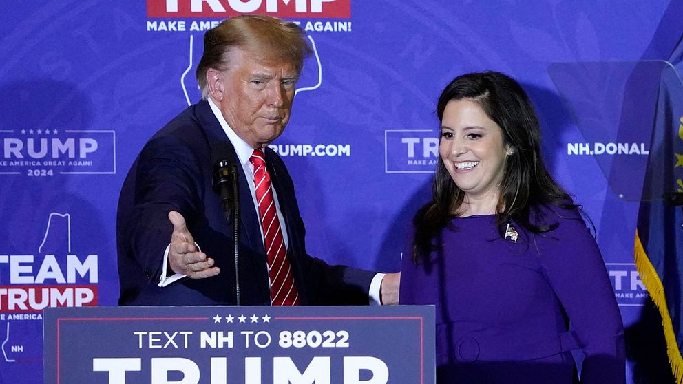 Donald Trump tillsammans med Elise Stefanik under ett valmöte den 19 januari.