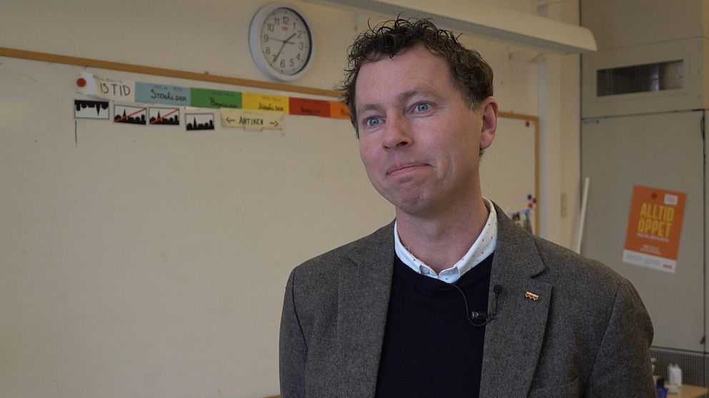 Ola Westmar är rektor på anpassade gymnasieskolan och står i ett klassru på sturegymnasiet i Halmstad.