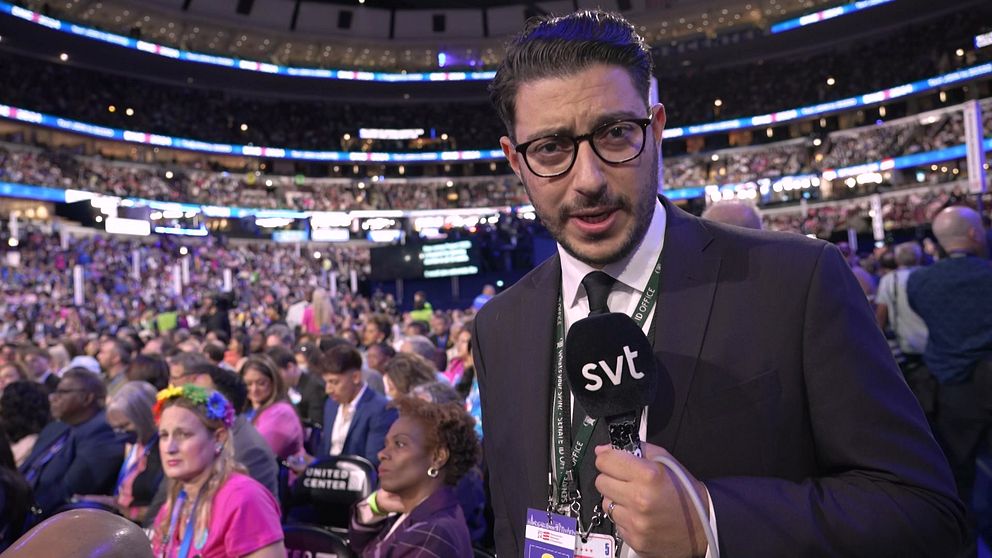 SVT:s Fouad Youcefi på Demokraternas konvent i Chicago.