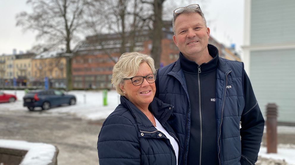 Annelie och Stefan Molinder hjälper ofta till på Stadsmissionen Eskilstuna. Till nyårsafton lagade de en trerättersmiddag till härbärgena, och nu prisas de för det.