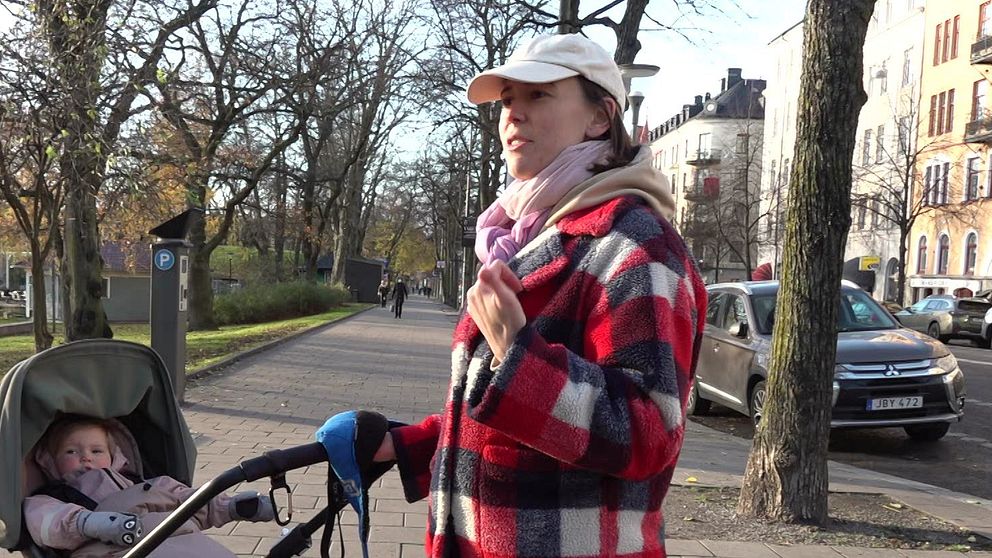 ”Jag tycker det är rätt att göra det även om det var skönt att åka gratis med barnvagn. Jag kommer från England och där har man alltid behövt att betala även om man klev på bak i bussen, säger Olivia Nisell.