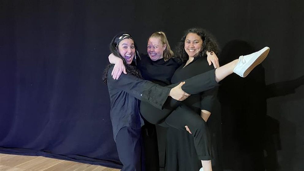 Amina Ouahid, Silja Lamhauge och Rebecca Drammeh står på en scen.