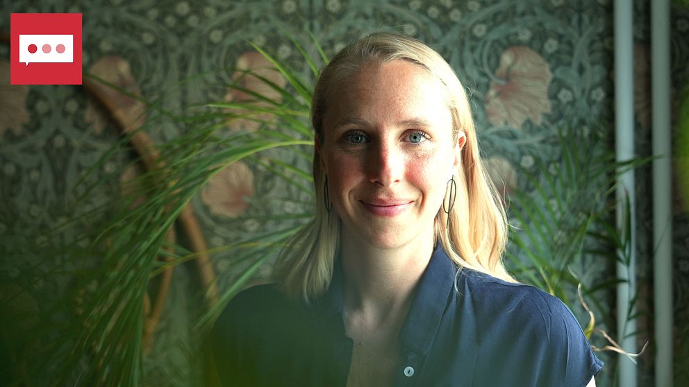 kvinna i grönt rum