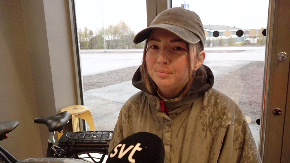Elcykelägare Fanny Eriksson i Kiruna.