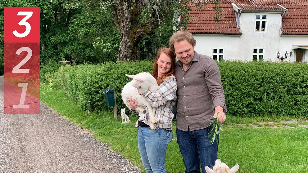 Par framför gammalt hus