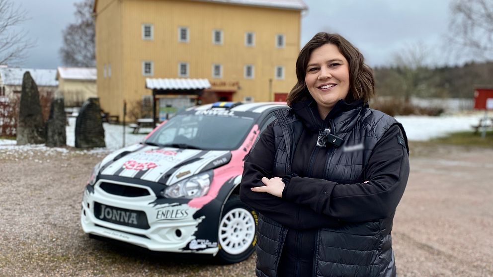 Rallyförare framför en rallybil.