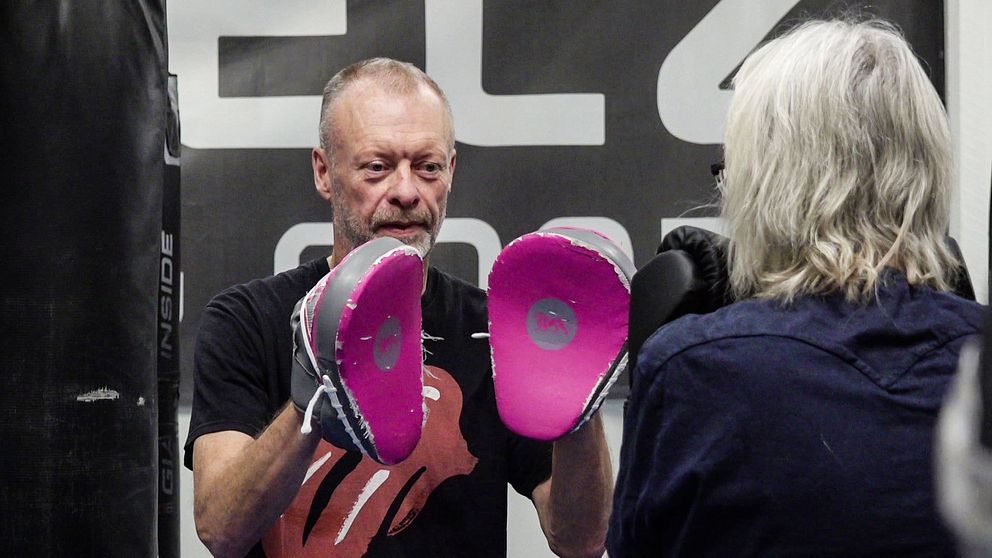 Två personer boxar på boxningsklubben i Eskilstuna