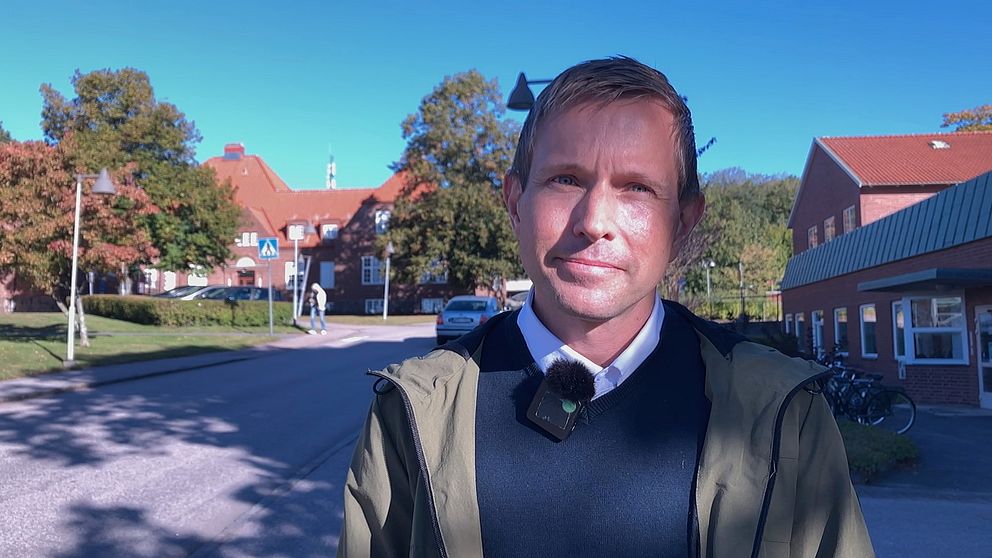 Christian Lidén (C) utanför Hallands sjukhus i Halmstad