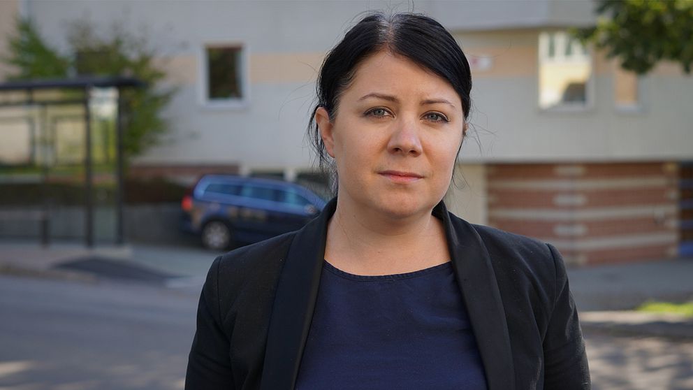 sophia ahlin (M) framför en blurrig bakgrund. Finansregionråd i region Blekinge. Samarbetspartierna kräver hennes avgång.