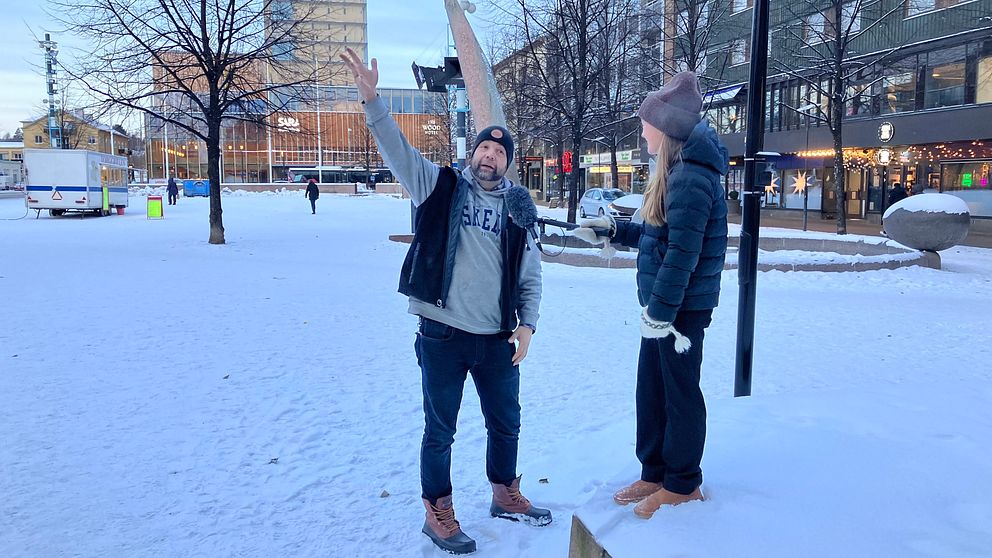 Bygglovschefen blir intervjuad på Guldtorget i Skellefteå