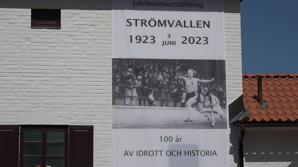 Vepa från utställningen om idrottshistoria placerad på Strömvallens fasad i Gävle