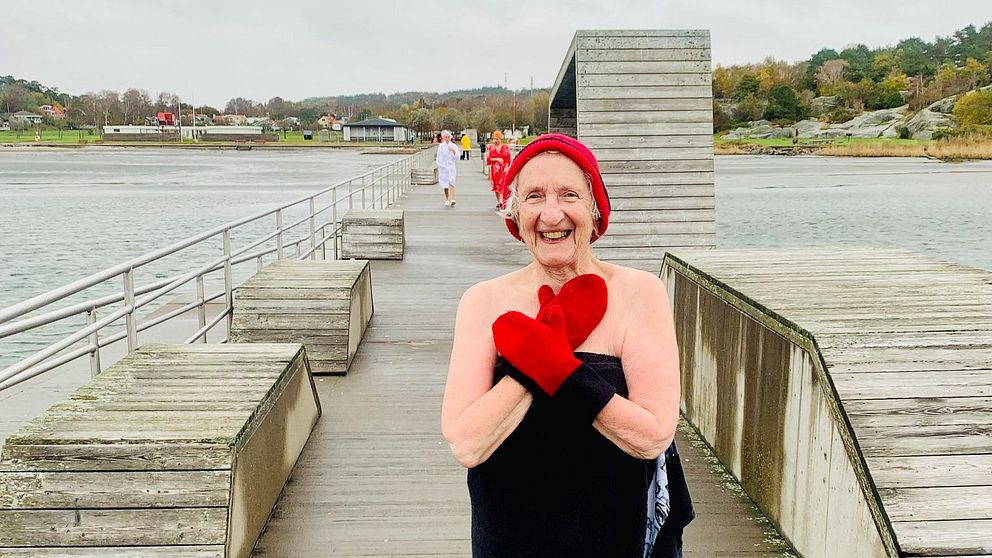 Marianne Pipping Ekström, 89 år, på bryggan ut till kalldoppet.