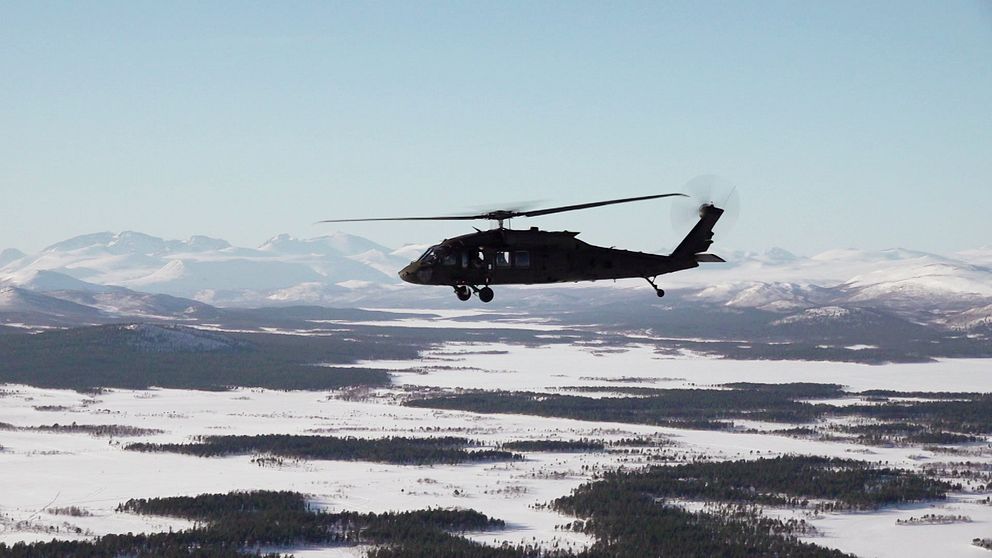 Militärhelikopter flyger över övningsområdet i Kebnekaisemassivet.