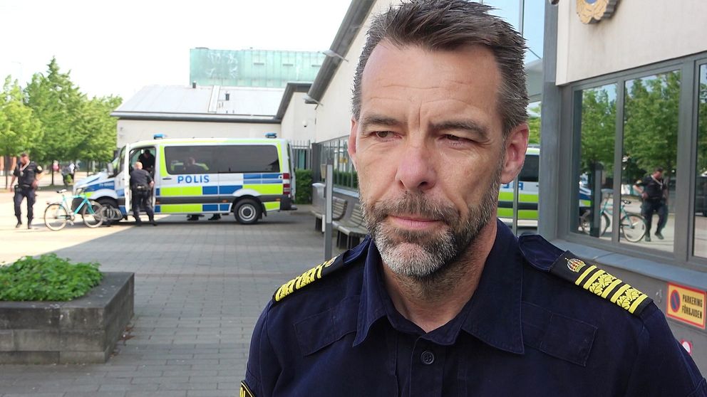 Patrik Isacsson, polismästare, utanför polishuset i Helsingborg.