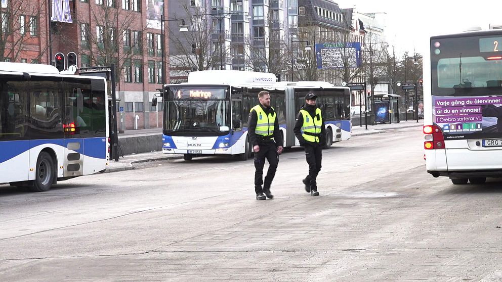 Bussar på resecentrum i Örebro.