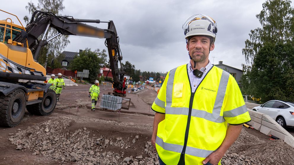 Trafikverkets Mikael Oscarson står framför en grävmaskin.