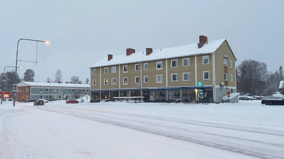 Gult hus längs Storgatan i Hoting