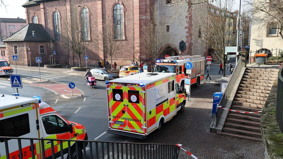 Ambulanser och brandbilar samlade vid en gata nära en kyrka, med avspärrningar och räddningstjänstpersonal på plats.