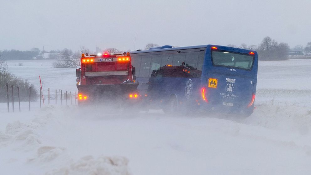 snörök, bärgningsbil vid sidan om skolbussen i diket