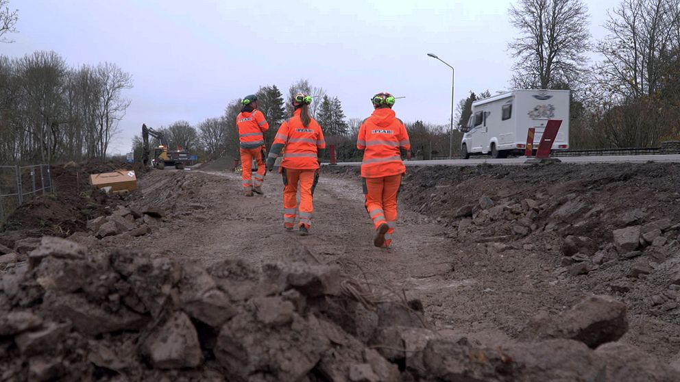 Branschen undersöker nu vilka åtgärder som behöver göras för att säkra arbetsmiljön för vägarbetare.