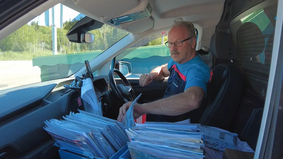 Brevbäraren Kenneth Momqvist delar ut post från sin bil i Sälen.