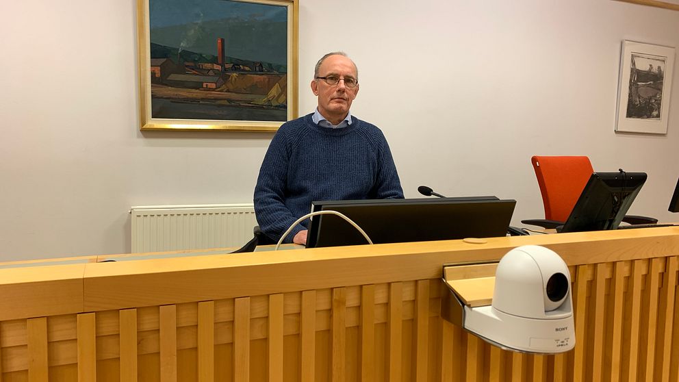 lagmannen Johan Rosén bakom domarpodiet i en tingsrättssal