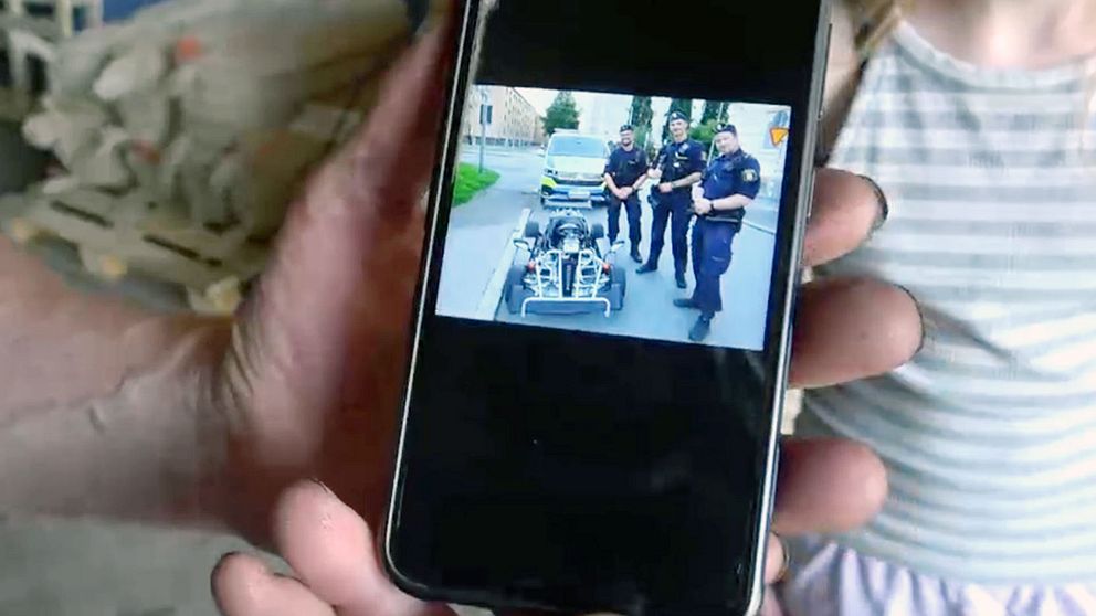 Tre poliser står bredvid gokarten, bakom står polisbilen