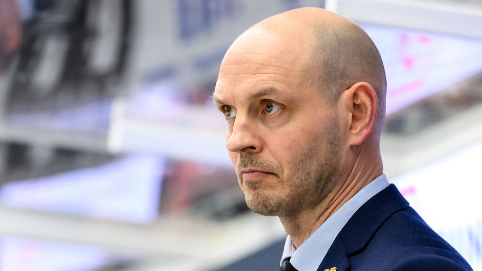 Person i kostym vid idrottsevenemang. Bakgrund med sportarena detaljer.