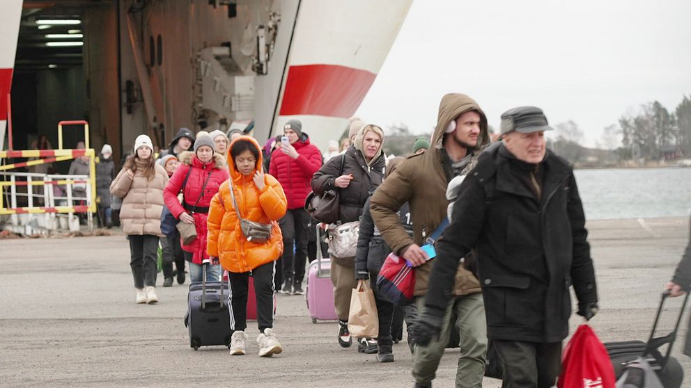 Flyktingar fårn Ukriana anländer till Sverige.