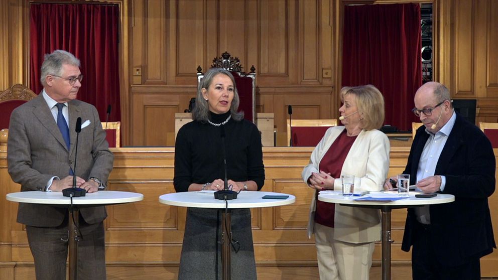 Klas Eklund, ekonom och författare, Annika Winsth, chefekonom Nordea och moderatorerna Marianne Rundström och Jan Scherman i riksdagens andrakammarsal.