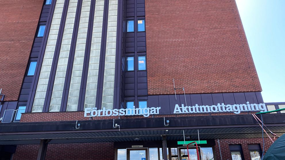 Blekingesjukhusets fasad i Karlskrona vid entrén till förlossningar och akutmottagningen.