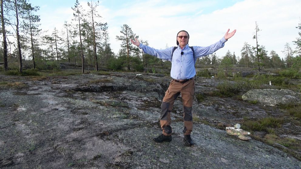 Sune Nilsson står på en klipphäll  på vandringsleden i Armasjärvi .