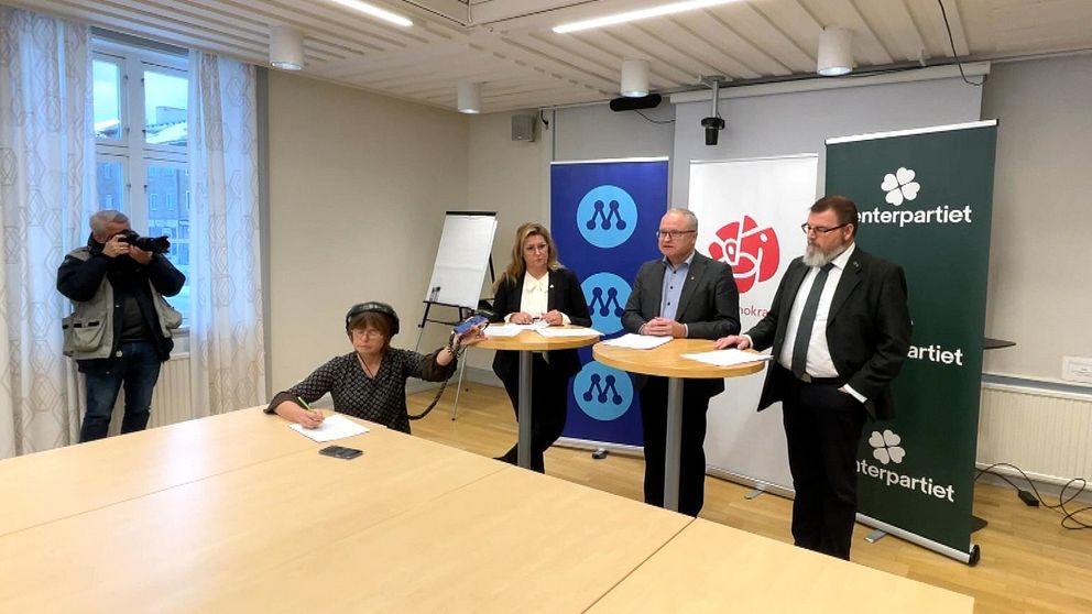tre politiker vid en presskonferens